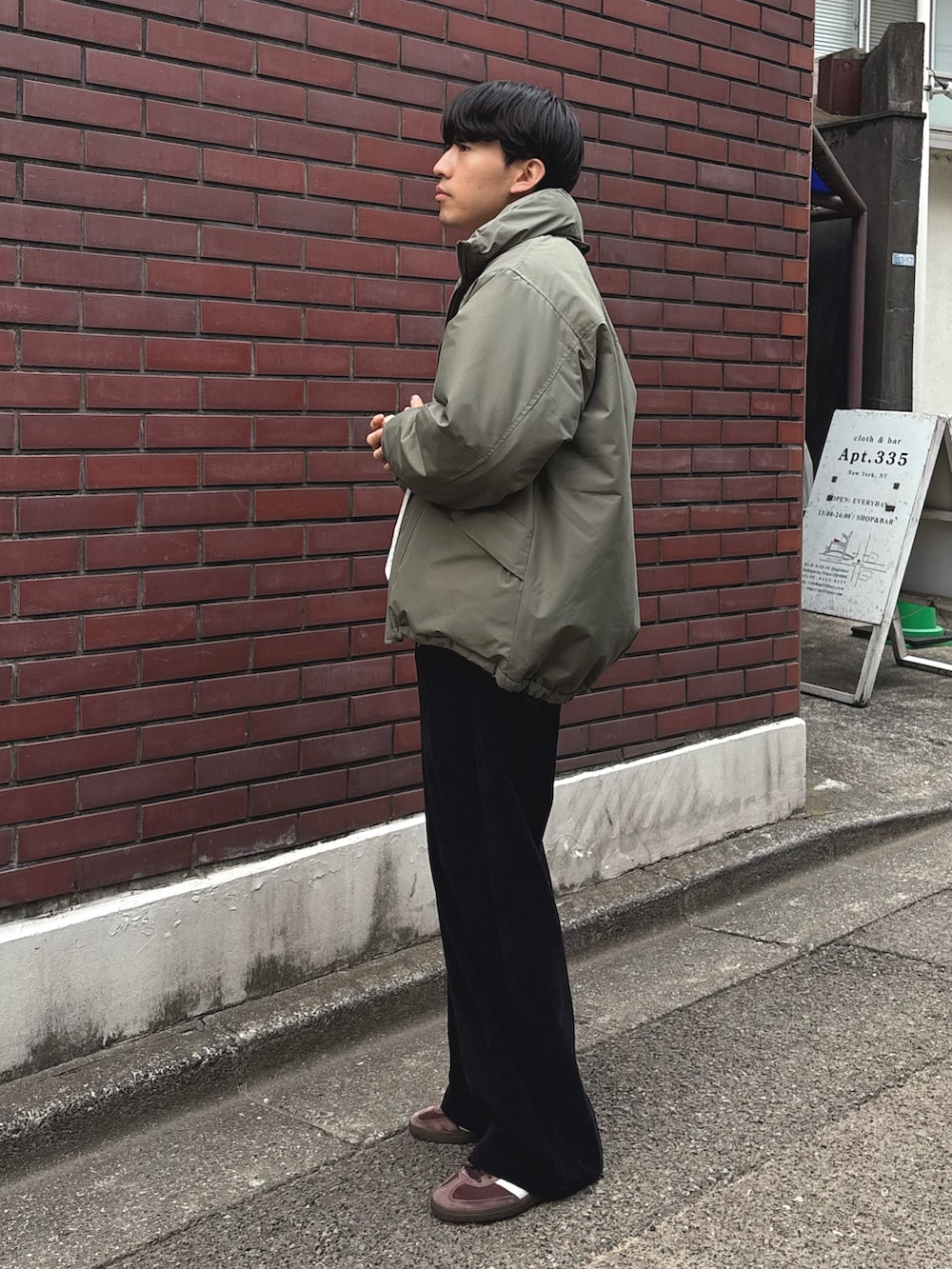 グリーン系のダウンジャケット/コート、グレー系のスウェット、ブラック系のその他パンツを着用したメンズの冬コーディネートの2枚目の写真