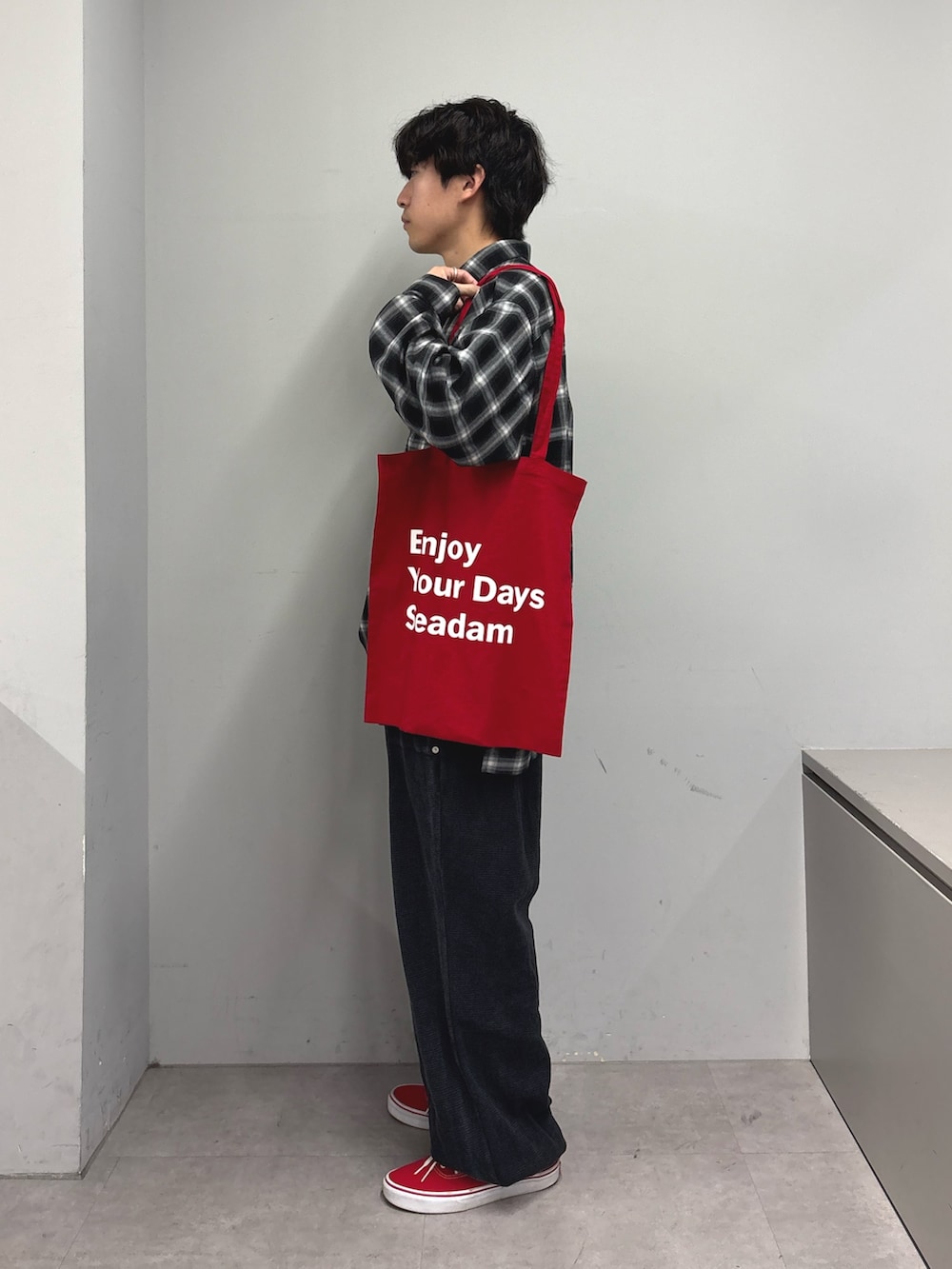 ブラック系のシャツ/ブラウス、レッド系のトートバッグ、ブラック系のスウェットパンツを着用したメンズの春コーディネートの2枚目の写真