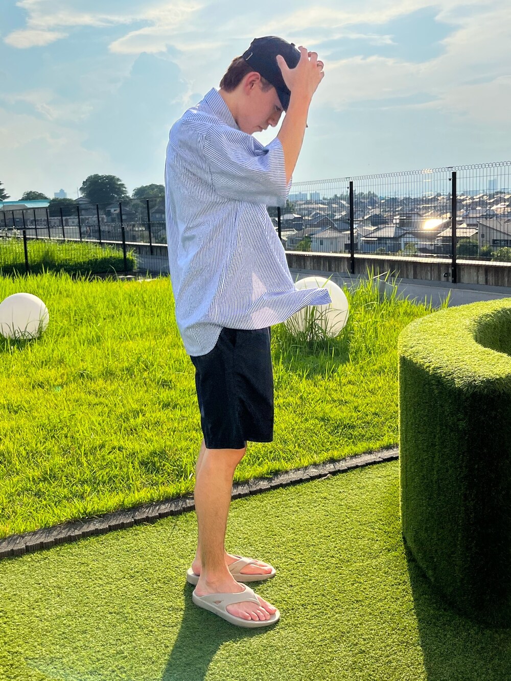 ベージュ系のサンダル、ホワイト系のタンクトップ、ブルー系のシャツ/ブラウスを着用したメンズの夏コーディネートの3枚目の写真