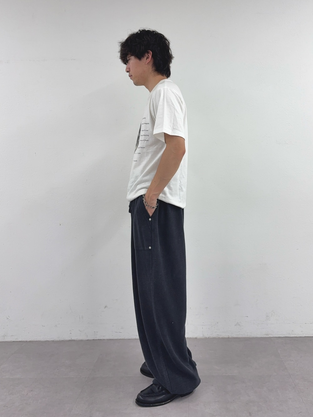 ホワイト系のTシャツ/カットソー、ブラック系のスウェットパンツを着用したメンズの夏コーディネートの2枚目の写真