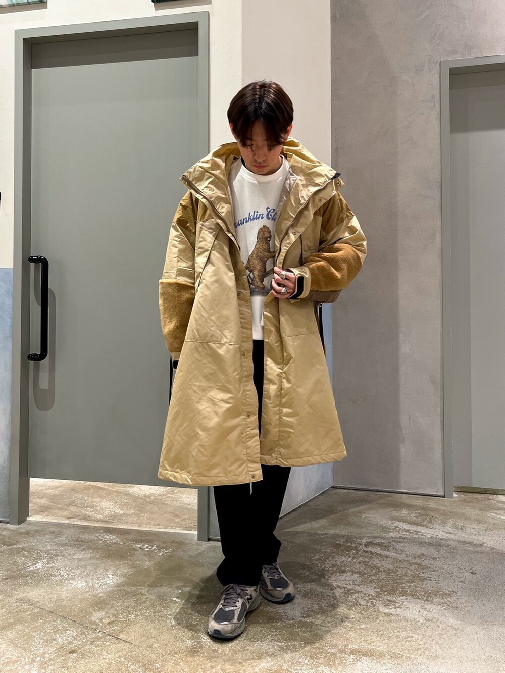 グレー系のスニーカー、ホワイト系のスウェット、イエロー系のダウンジャケット/コートを着用したメンズの冬コーディネートの2枚目の写真