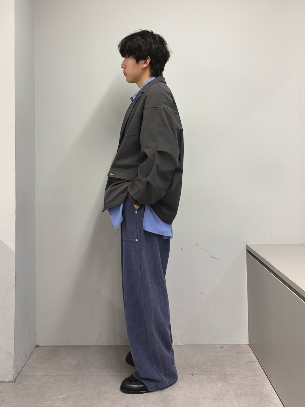 グレー系のテーラードジャケット、ブルー系のシャツ/ブラウス、ブルー系のスウェットパンツを着用したメンズの春コーディネートの2枚目の写真