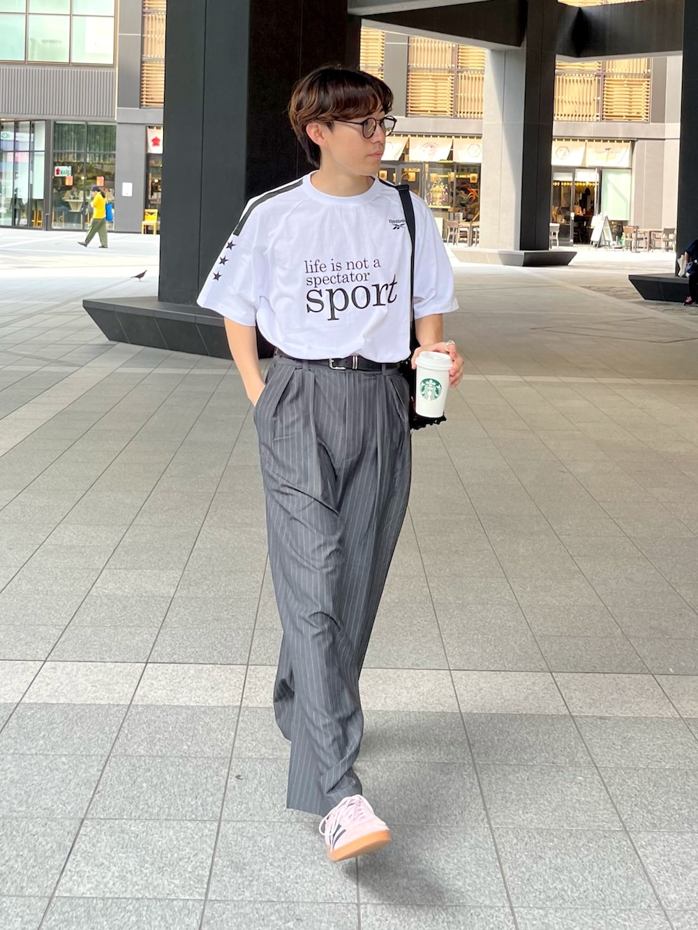 ピンク系のスニーカー、グレー系のスラックス、グレー系のベストを着用したメンズの夏コーディネートの2枚目の写真