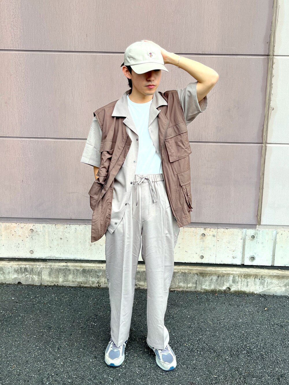 ベージュ系のスラックス、ベージュ系のシャツ/ブラウス、グリーン系のベストを着用したメンズの夏コーディネートの2枚目の写真