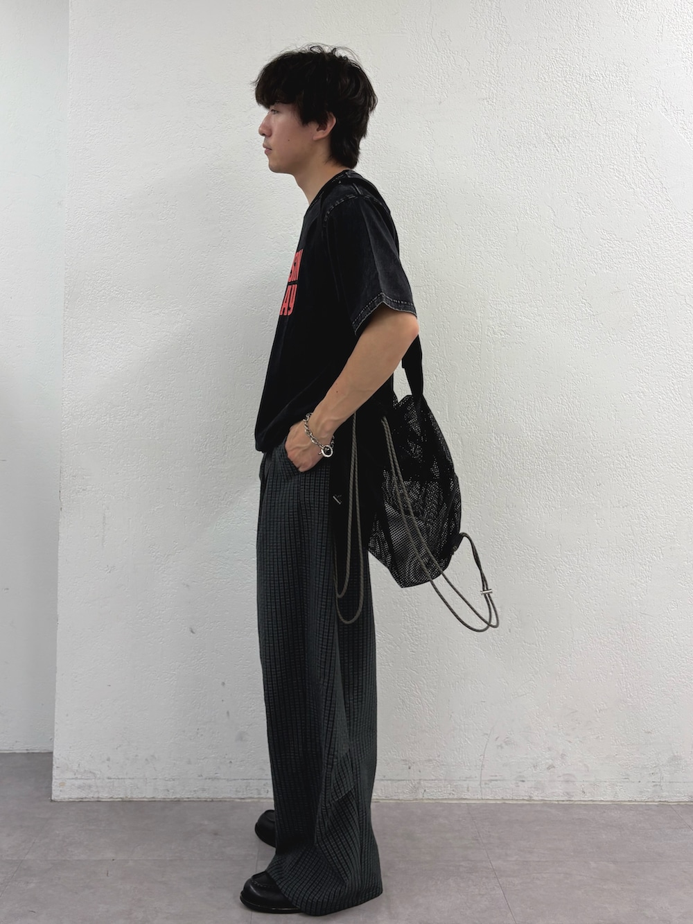ブラック系のTシャツ/カットソー、ブラック系のトートバッグ、ブラック系のその他パンツを着用したメンズの夏コーディネートの2枚目の写真