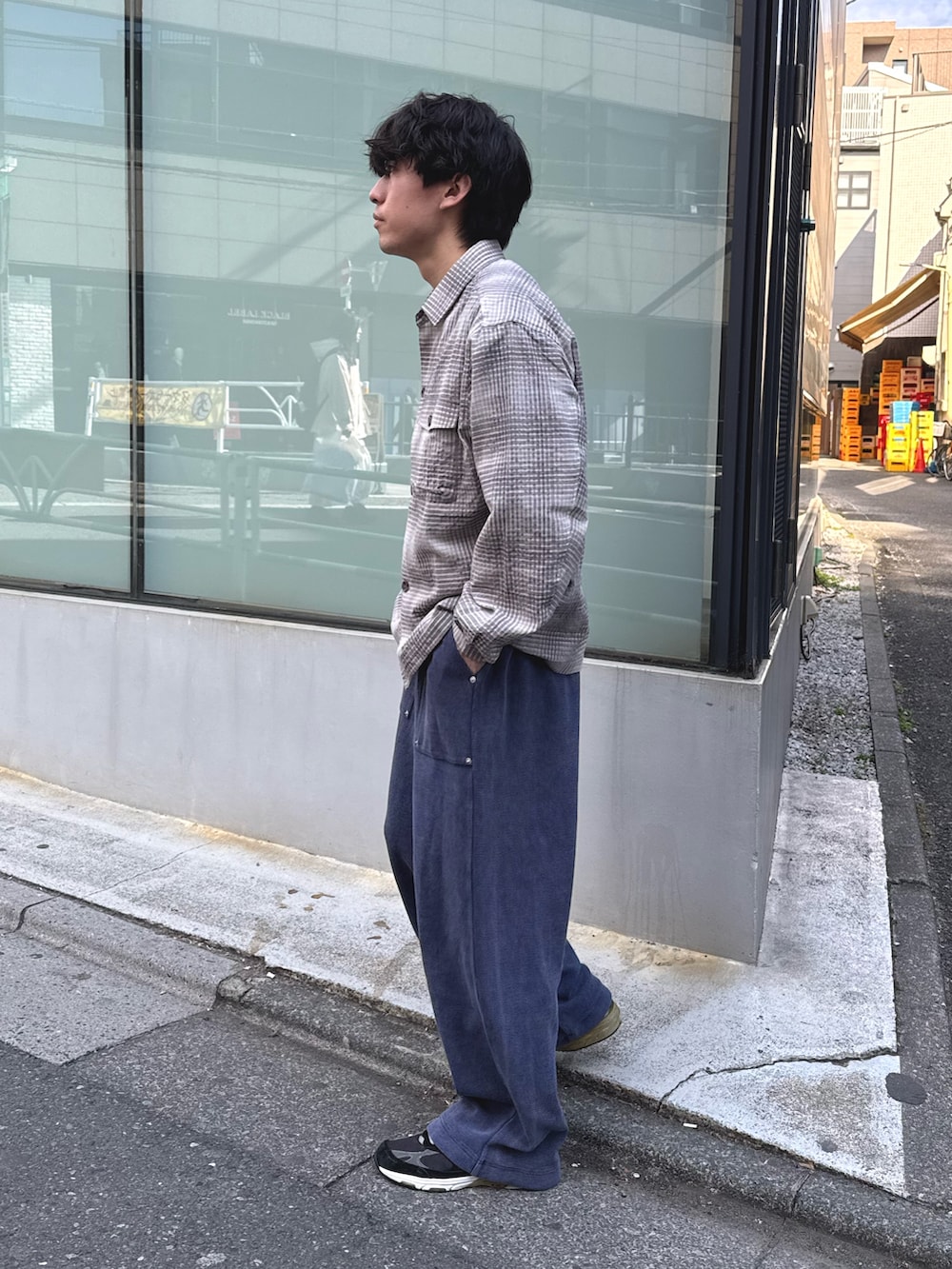 グレー系のシャツ/ブラウス、ブルー系のその他パンツを着用したメンズの冬コーディネートの2枚目の写真