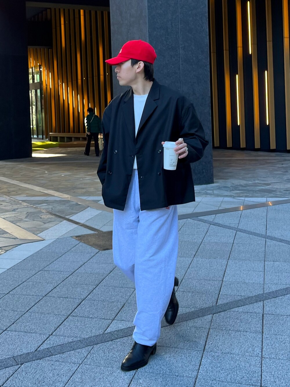 ブラック系のブーツ、グレー系のスウェットパンツ、ブラック系のテーラードジャケットを着用したメンズの春コーディネートの2枚目の写真