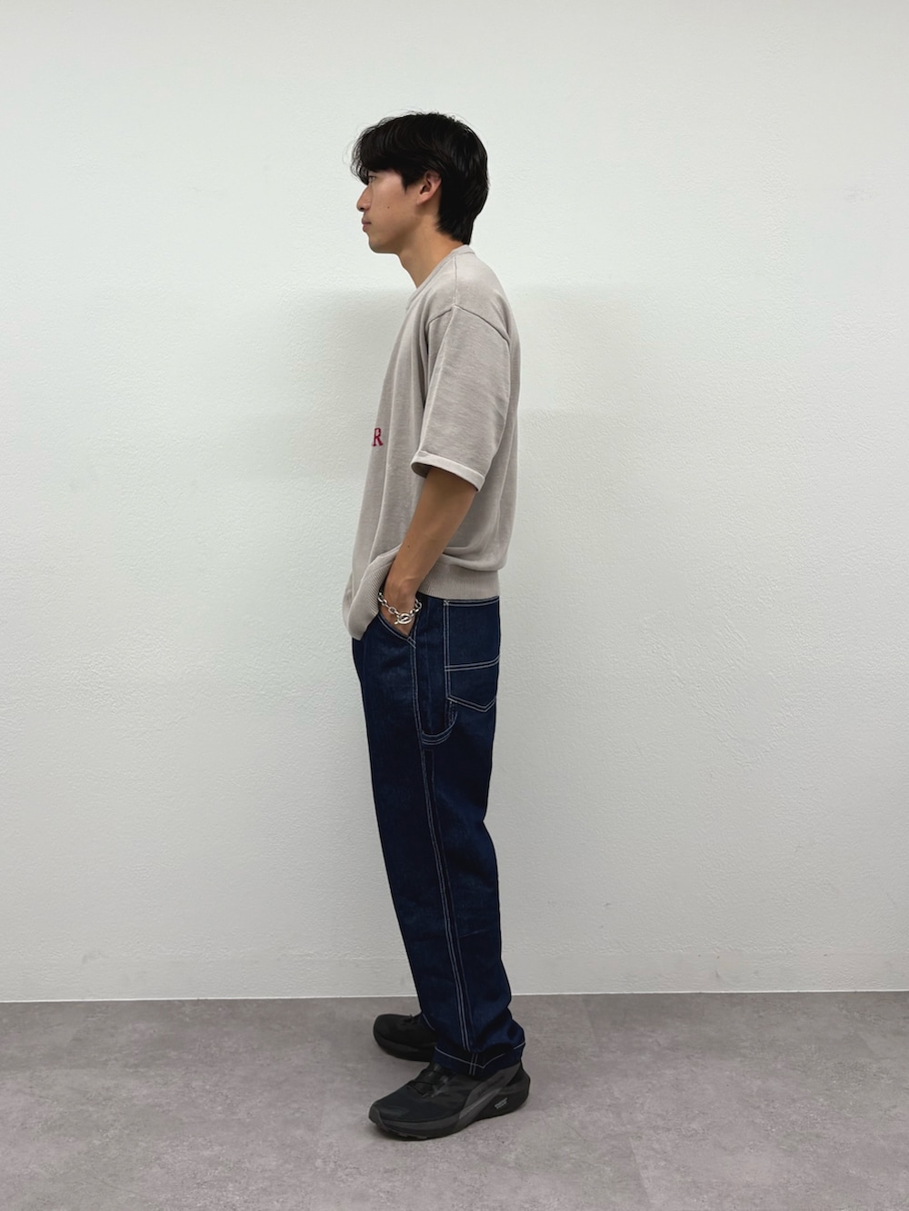 グレー系のTシャツ/カットソー、ブルー系のデニムパンツを着用したメンズの秋コーディネートの2枚目の写真