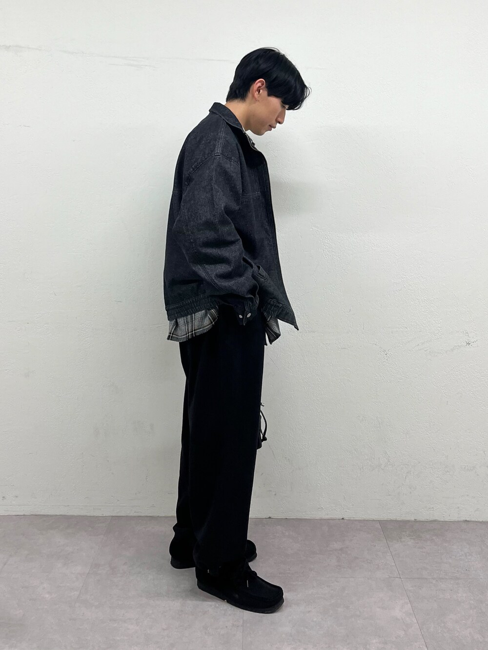 ブラック系のデニムジャケット、グレー系のシャツ/ブラウス、ブラック系のチノパンツを着用したメンズの秋コーディネートの2枚目の写真