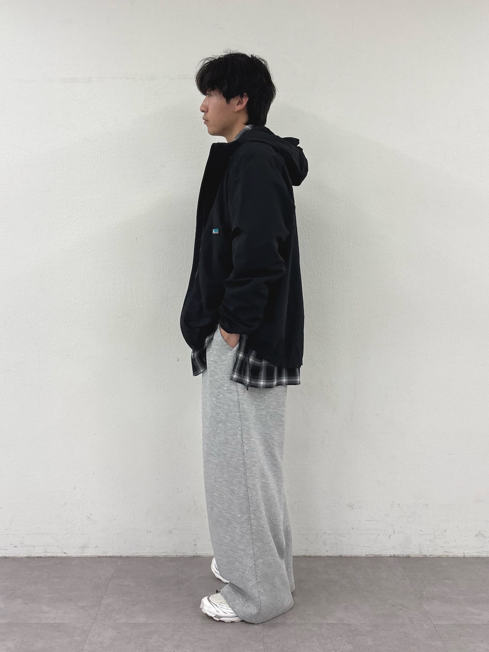 ブラック系のマウンテンパーカー、ブラック系のシャツ/ブラウス、グレー系のその他パンツを着用したメンズの春コーディネートの2枚目の写真