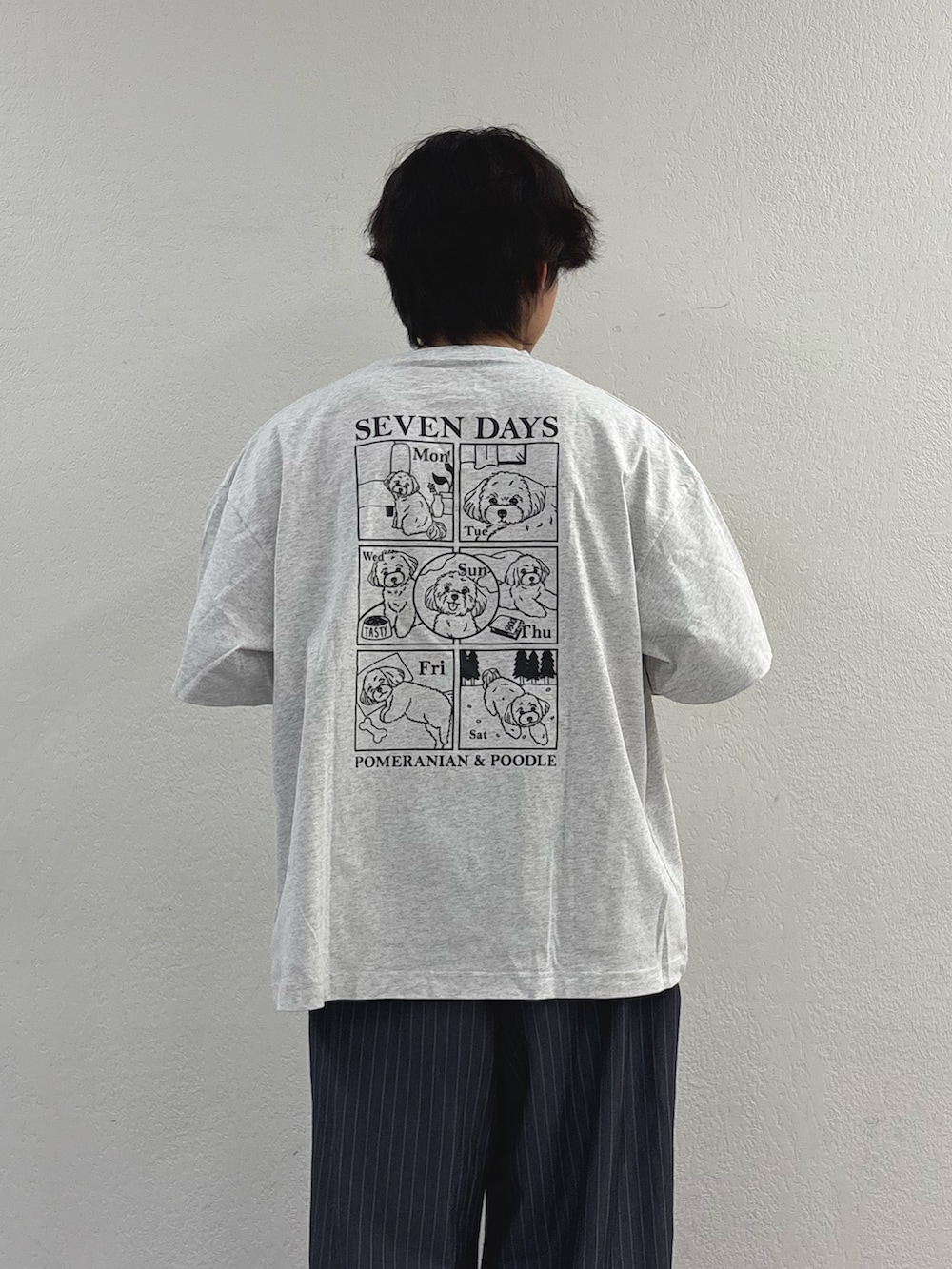 ブルー系のシャツ/ブラウス、グレー系のTシャツ/カットソー、ブラウン系のショルダーバッグを着用したメンズの春コーディネートの3枚目の写真