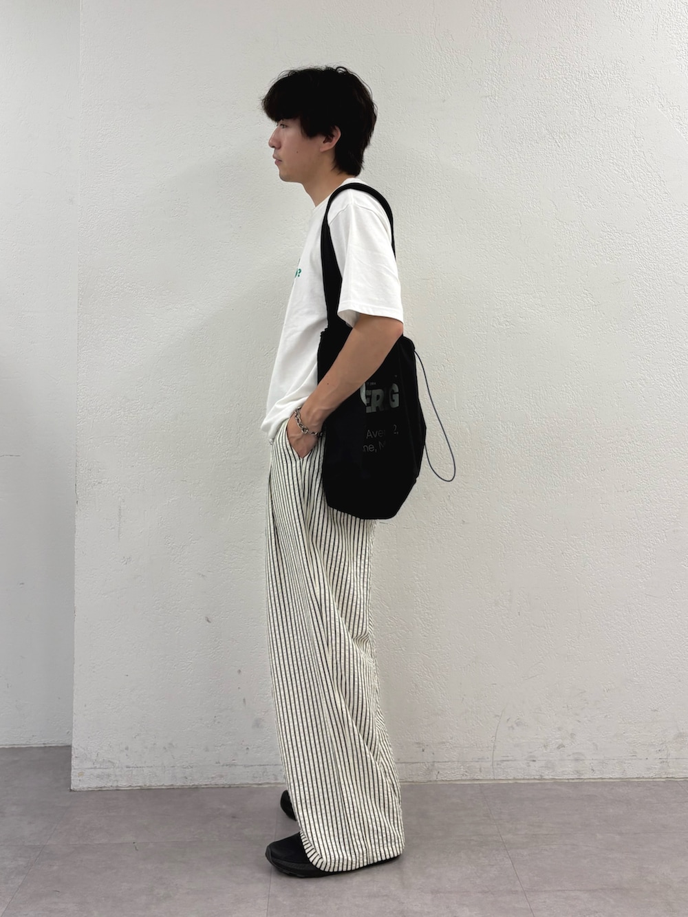 ホワイト系のTシャツ/カットソー、ブラック系のトートバッグ、ホワイト系のその他パンツを着用したメンズの夏コーディネートの2枚目の写真