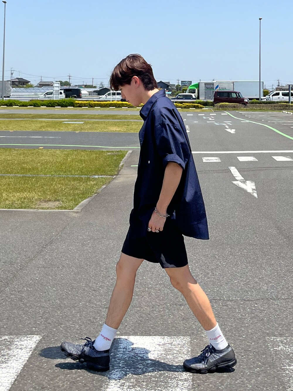 ホワイト系のトップス、ベージュ系のシャツ/ブラウス、ホワイト系のトップスを着用したメンズの夏コーディネートの3枚目の写真