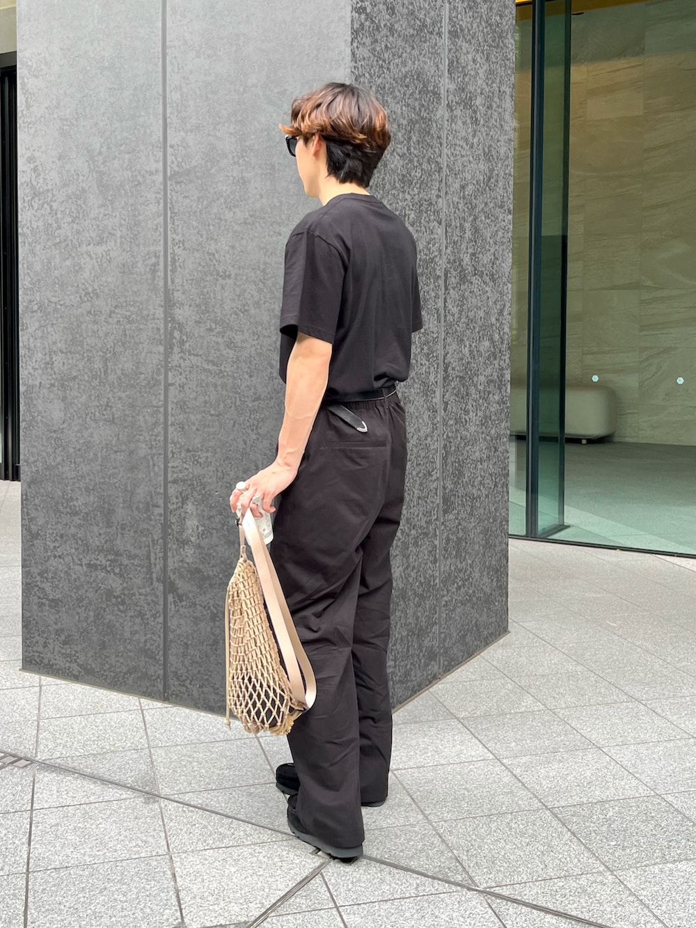 ブラック系のスニーカー、ブラック系のその他パンツ、ブラック系のTシャツ/カットソーを着用したメンズの夏コーディネートの2枚目の写真