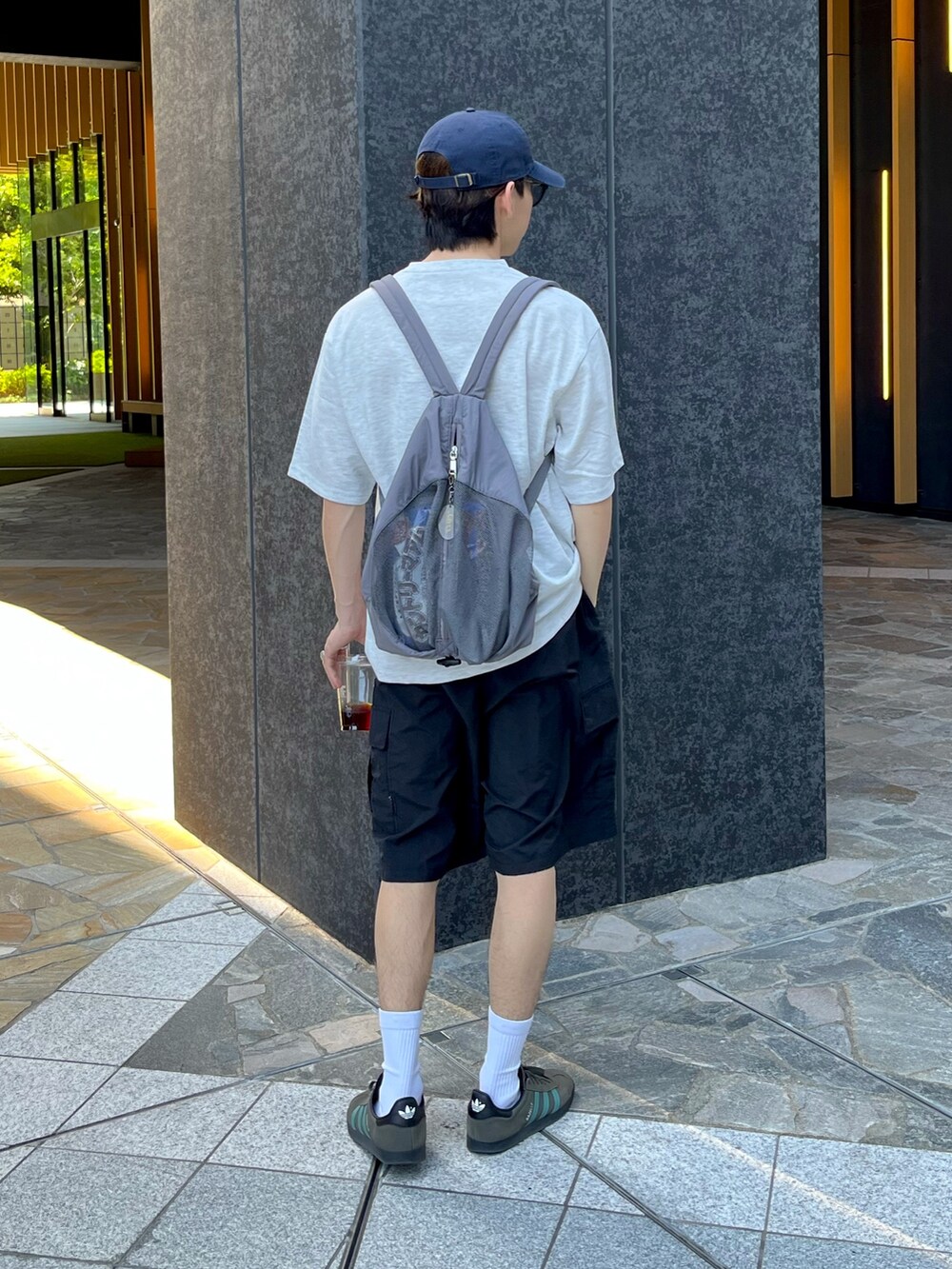 ブラック系のカーゴパンツ、グレー系のスニーカー、グレー系のTシャツ/カットソーを着用したメンズの夏コーディネートの3枚目の写真