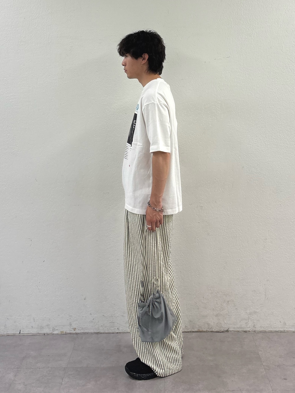 ホワイト系のTシャツ/カットソー、ホワイト系のその他パンツ、グレー系のショルダーバッグを着用したメンズの春コーディネートの2枚目の写真