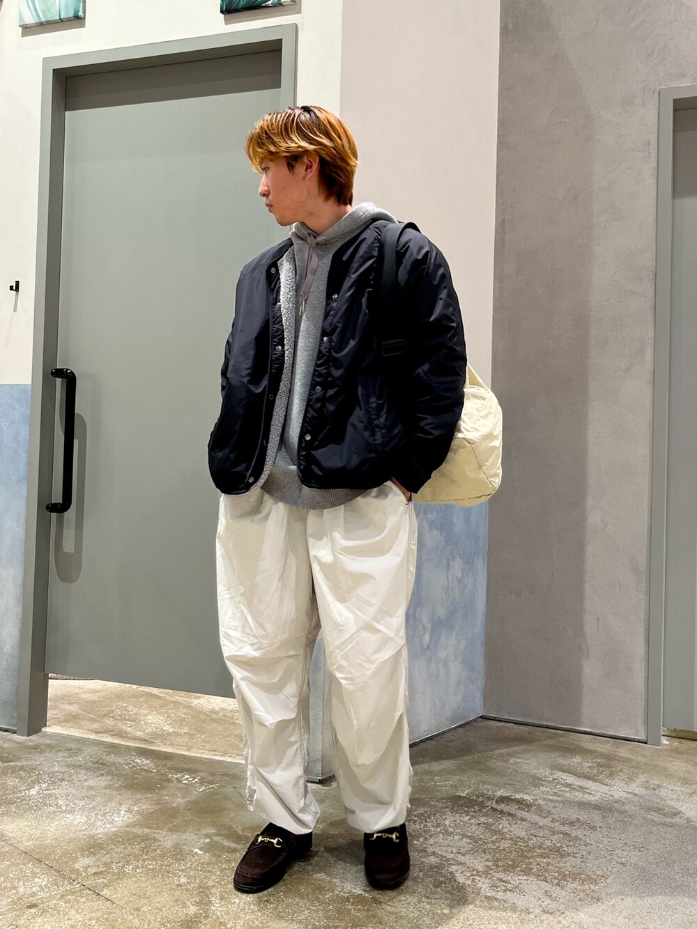 ブラウン系のローファー、グレー系のカーゴパンツ、グレー系のパーカーを着用したメンズの秋コーディネートの3枚目の写真