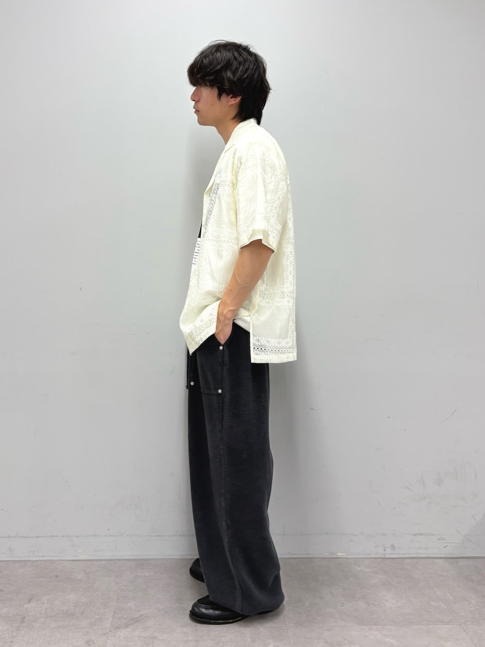 ホワイト系のシャツ/ブラウス、ホワイト系のTシャツ/カットソー、ブラック系のスウェットパンツを着用したメンズの春コーディネートの2枚目の写真
