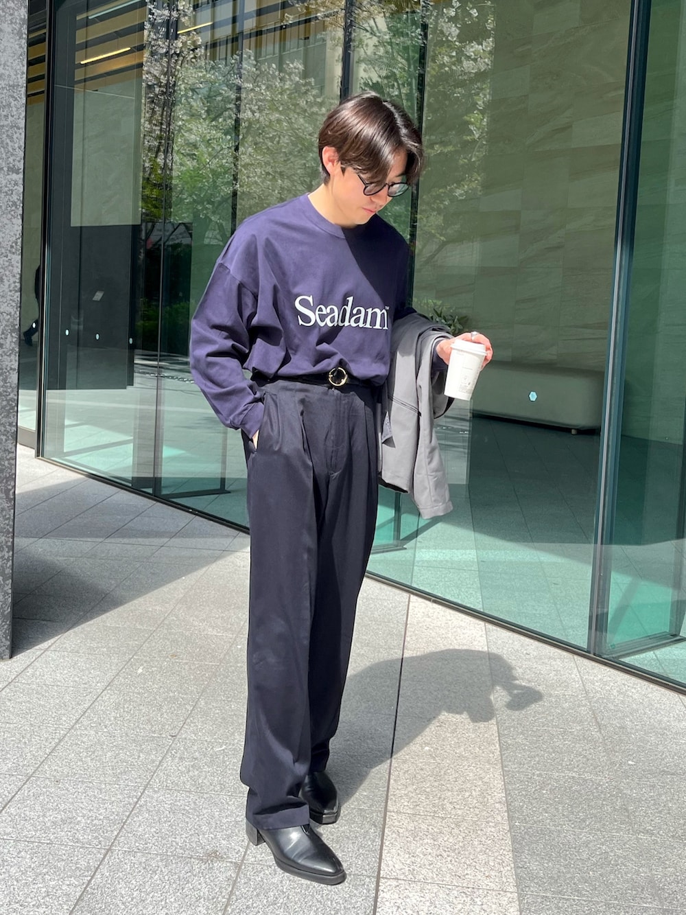 ブラック系のブーツ、ブラック系のスラックス、グレー系のテーラードジャケットを着用したメンズの春コーディネートの2枚目の写真