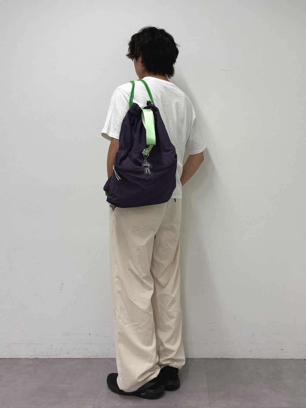 ホワイト系のTシャツ/カットソー、ホワイト系のデニムパンツ、パープル系のバックパック/リュックを着用したメンズの夏コーディネートの2枚目の写真