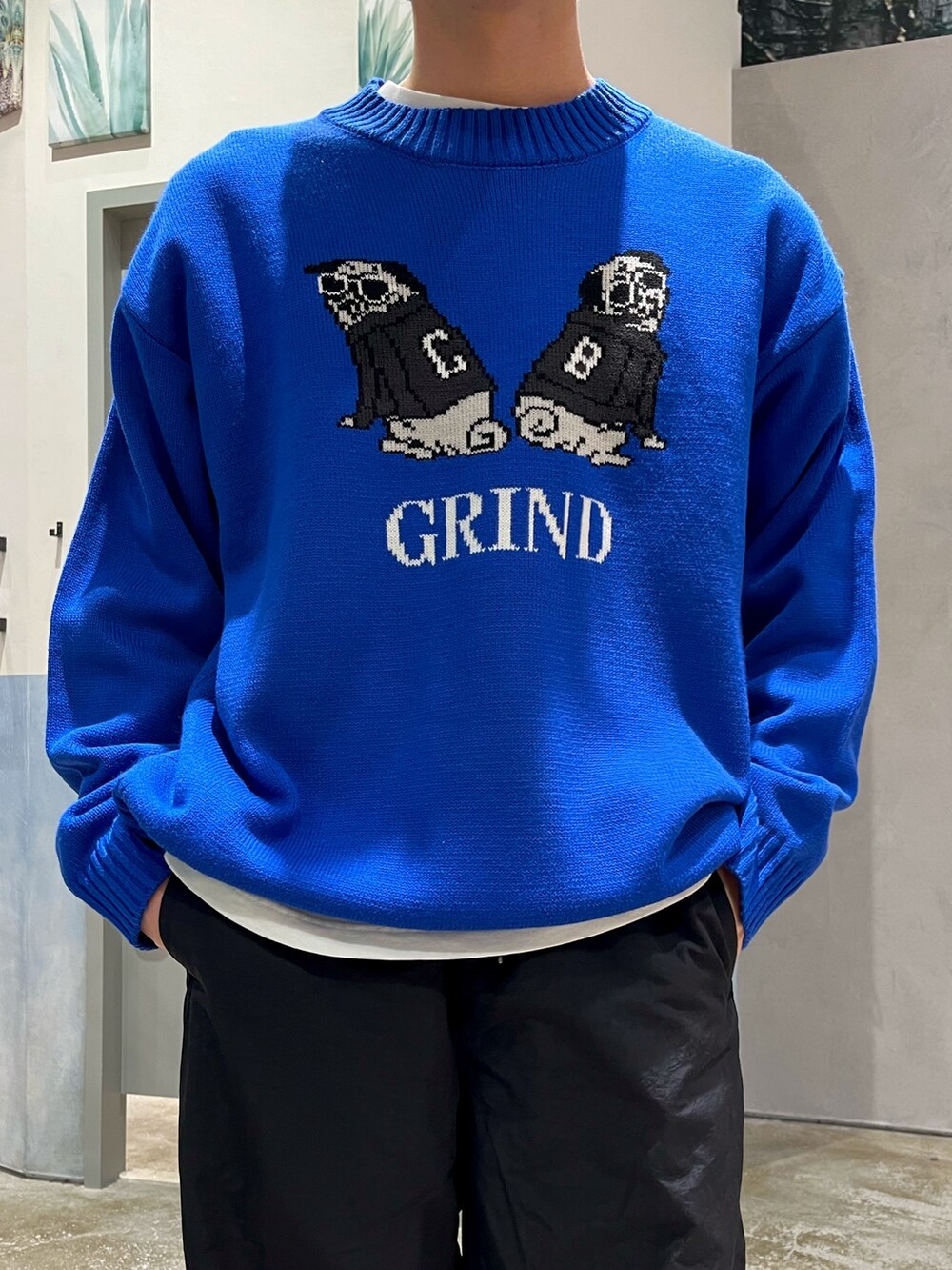 ブルー系のスニーカー、ブラック系のその他パンツ、ブルー系のニット/セーターを着用したメンズの冬コーディネートの3枚目の写真