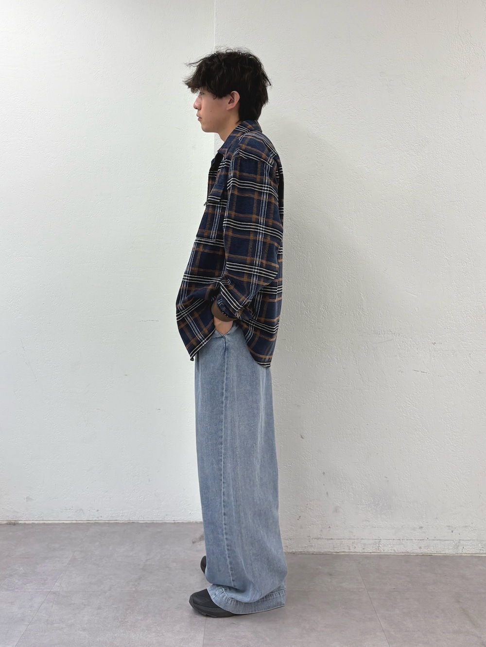 ブルー系のシャツ/ブラウス、ホワイト系のTシャツ/カットソー、ブルー系のデニムパンツを着用したメンズの夏コーディネートの2枚目の写真