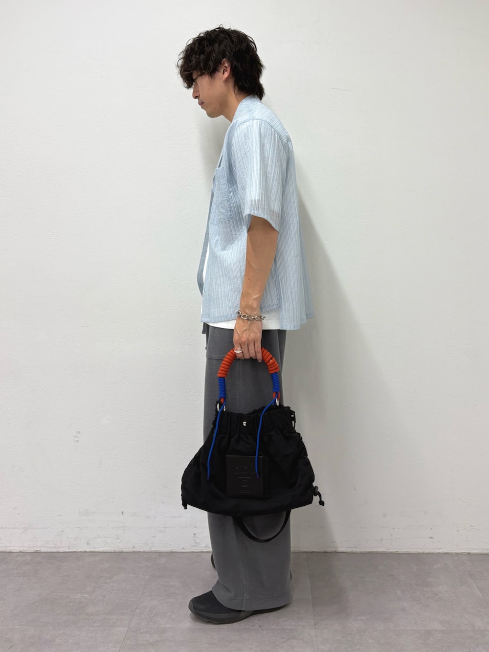 ブルー系のシャツ/ブラウス、ホワイト系のTシャツ/カットソー、グレー系のスウェットパンツを着用したメンズの夏コーディネートの2枚目の写真