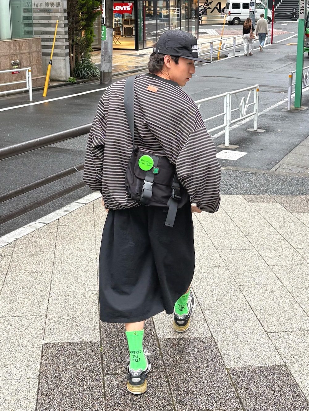 ブラック系のTシャツ/カットソー、ブラック系のショルダーバッグ、ブラック系のその他パンツを着用したメンズの夏コーディネートの2枚目の写真