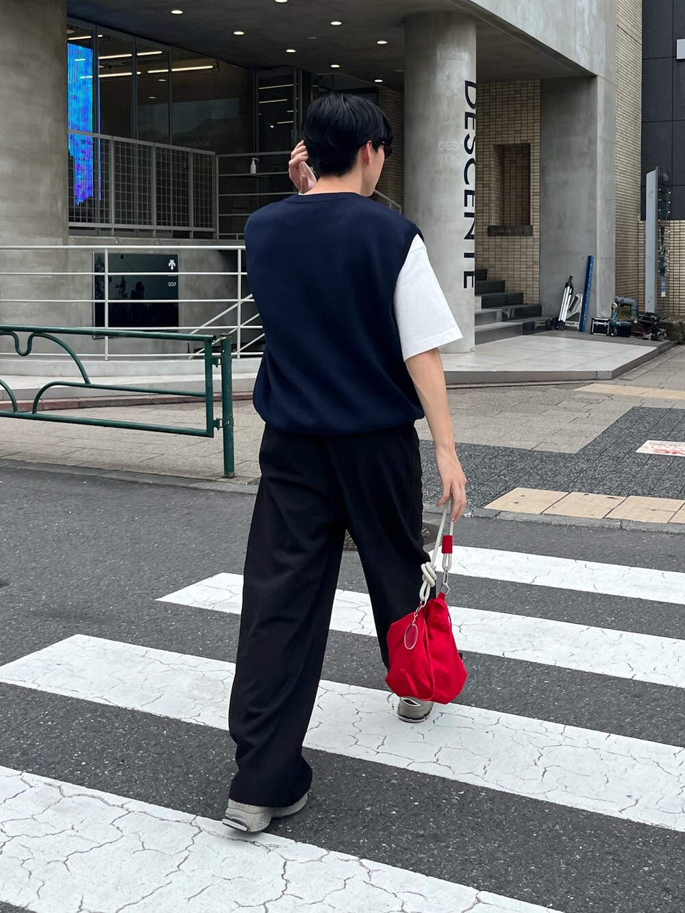 ホワイト系のTシャツ/カットソー、ブルー系のベスト、ブラック系のスラックスを着用したメンズの夏コーディネートの2枚目の写真