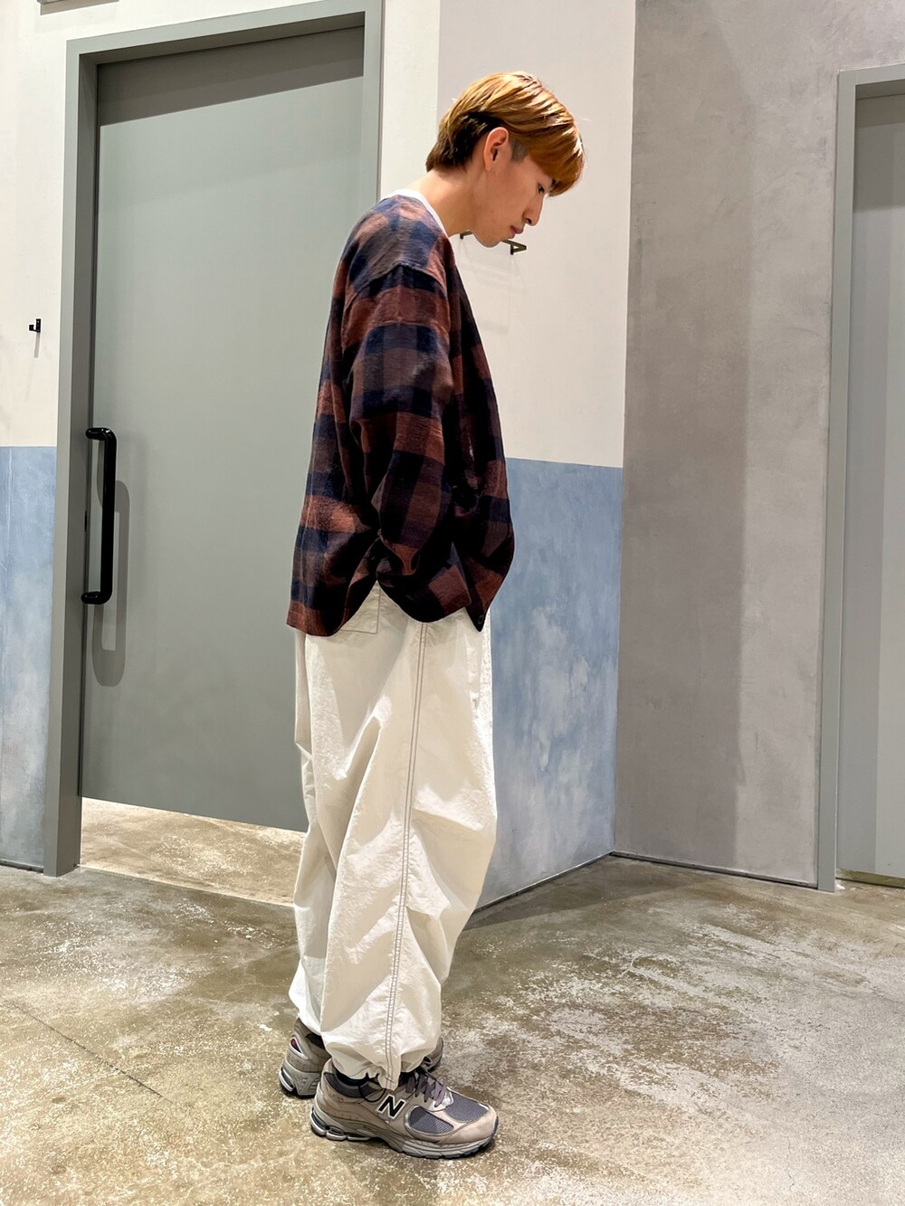 ホワイト系のTシャツ/カットソー、ブラウン系のシャツ/ブラウス、グレー系のカーゴパンツを着用したメンズの秋コーディネートの2枚目の写真