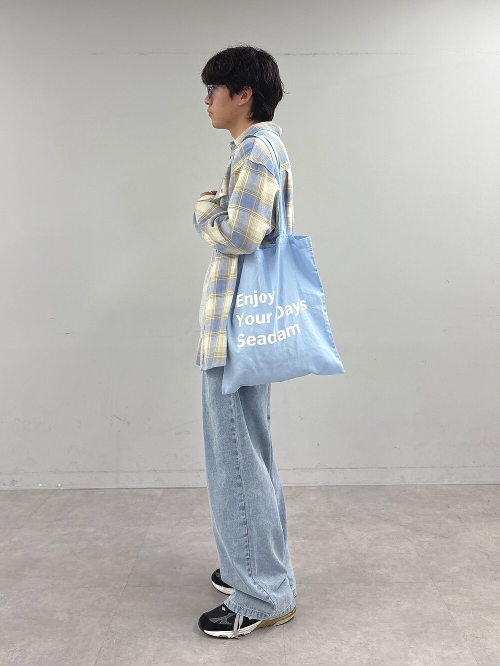 ベージュ系のシャツ/ブラウス、グレー系のTシャツ/カットソー、ブルー系のトートバッグを着用したメンズの春コーディネートの2枚目の写真