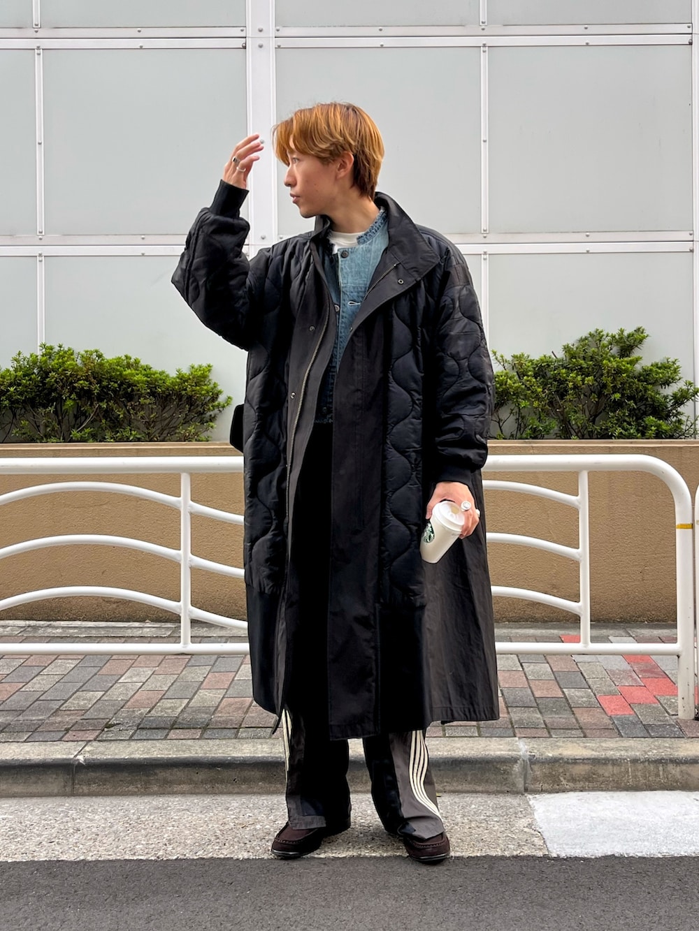 ホワイト系のTシャツ/カットソー、ブルー系のTシャツ/カットソー、ブラック系のその他アウターを着用したメンズの秋コーディネートの2枚目の写真