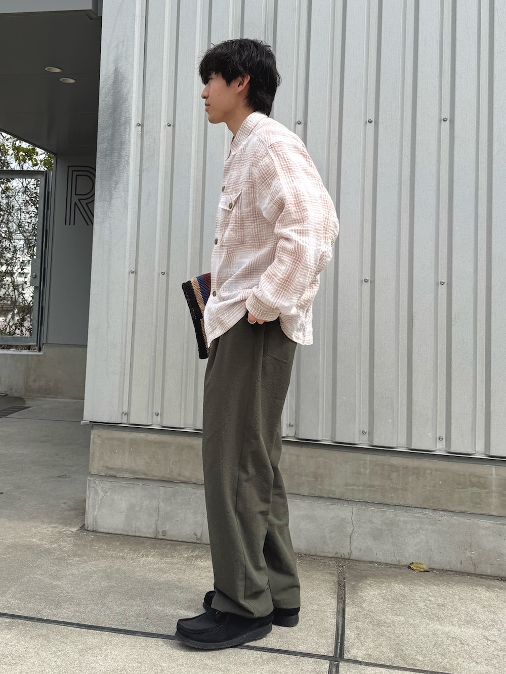 ベージュ系のシャツ/ブラウス、グリーン系のその他パンツを着用したメンズの春コーディネートの2枚目の写真
