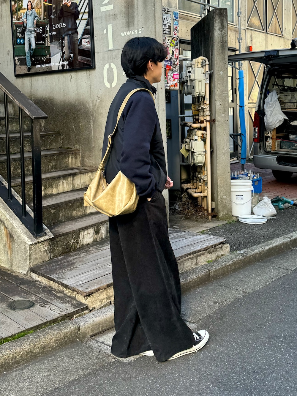 ブラック系のスラックス、ブルー系のスウェット、ブラック系のベストを着用したメンズの秋コーディネートの2枚目の写真