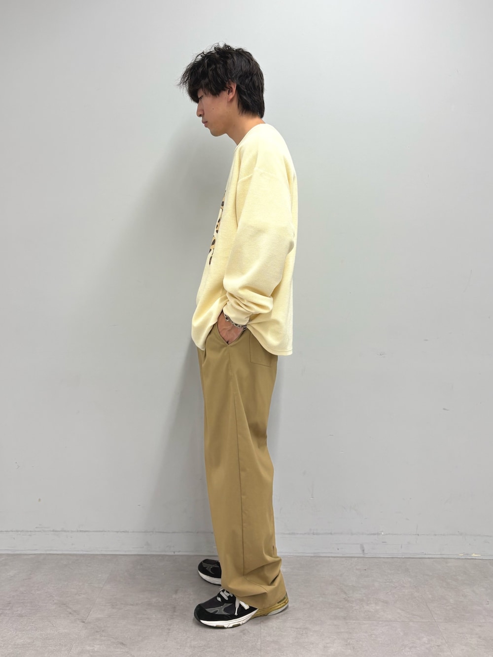 ホワイト系のTシャツ/カットソー、ベージュ系のデニムパンツを着用したメンズの夏コーディネートの2枚目の写真