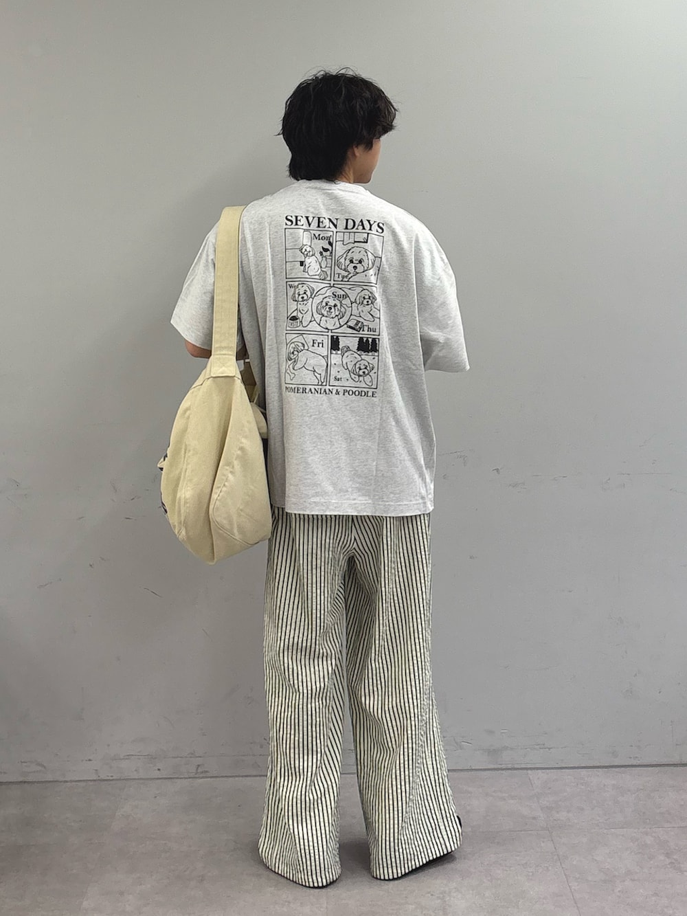 グレー系のTシャツ/カットソー、ホワイト系のその他パンツ、ホワイト系のショルダーバッグを着用したメンズの春コーディネートの2枚目の写真