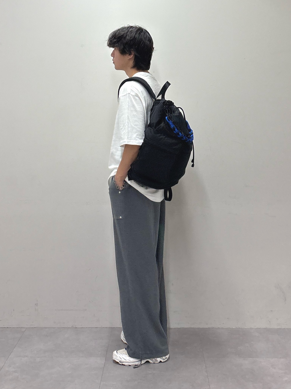 ホワイト系のTシャツ/カットソー、ブラック系のバックパック/リュック、グレー系のスウェットパンツを着用したメンズの夏コーディネートの2枚目の写真