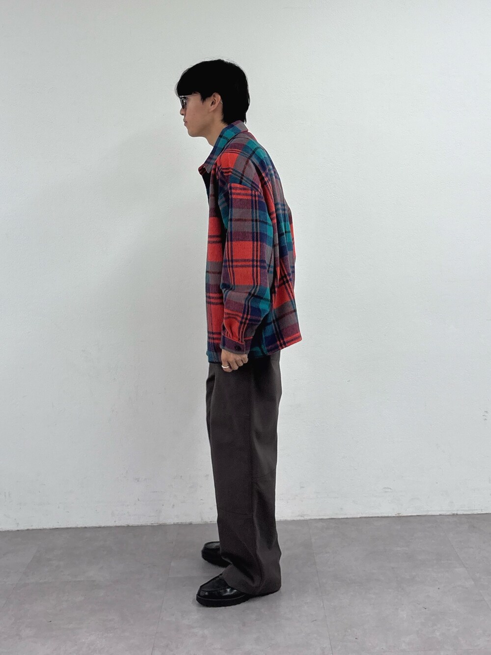 レッド系のシャツ/ブラウス、ホワイト系のTシャツ/カットソー、グレー系のその他パンツを着用したメンズの夏コーディネートの2枚目の写真