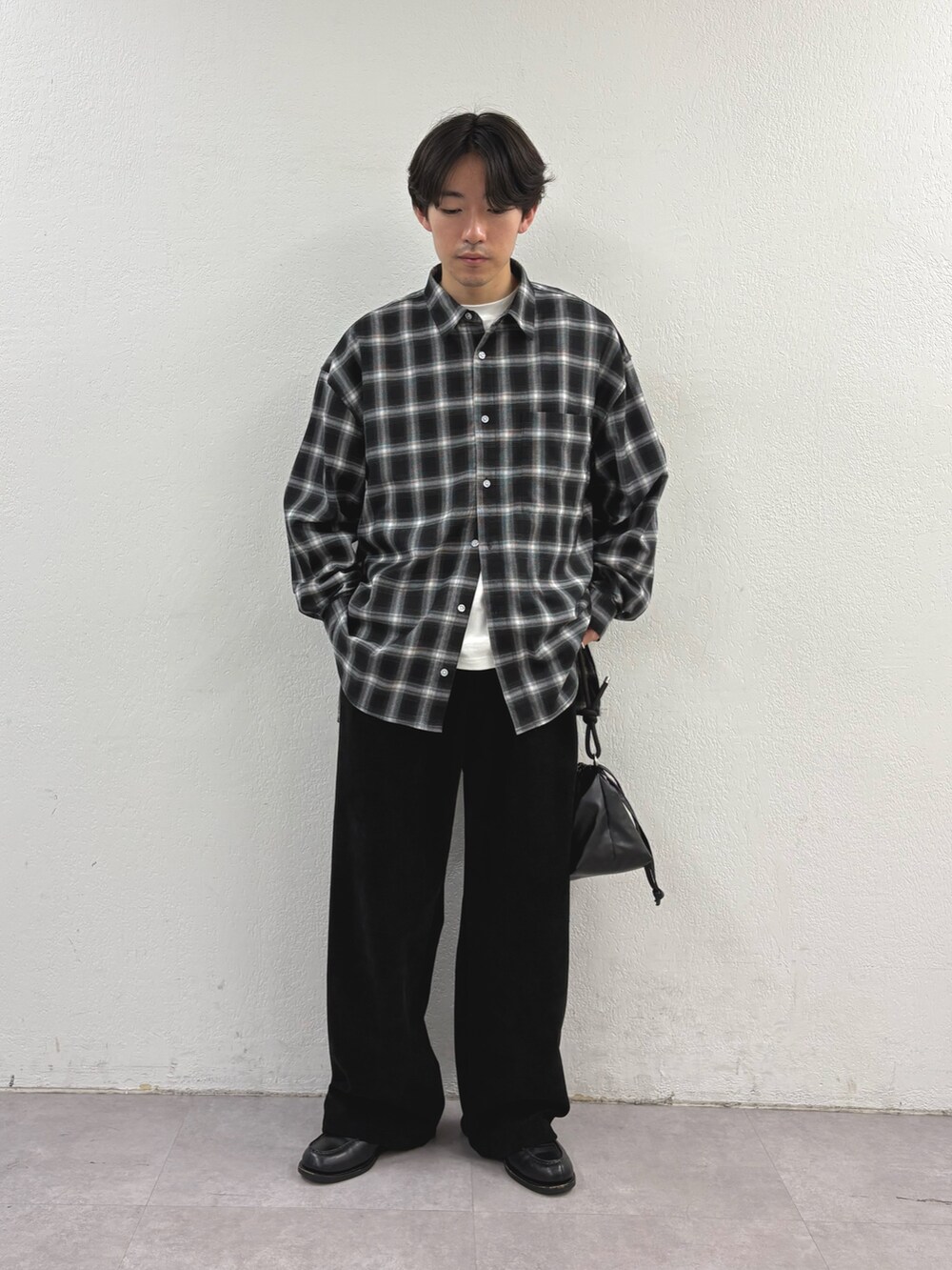 ブラック系のモッズコート、ブラック系のシャツ/ブラウス、ブラック系のその他パンツを着用したメンズの秋コーディネートの3枚目の写真