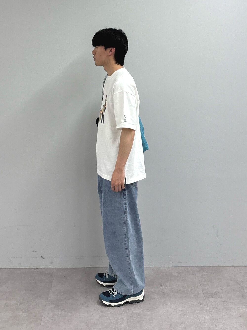 ホワイト系のTシャツ/カットソー、ブルー系のデニムパンツ、ブルー系のスニーカーを着用したメンズの春コーディネートの2枚目の写真