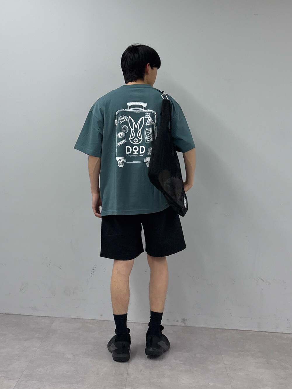 ブルー系のTシャツ/カットソー、ブラック系のトートバッグ、ブラック系のその他パンツを着用したメンズの春コーディネートの2枚目の写真