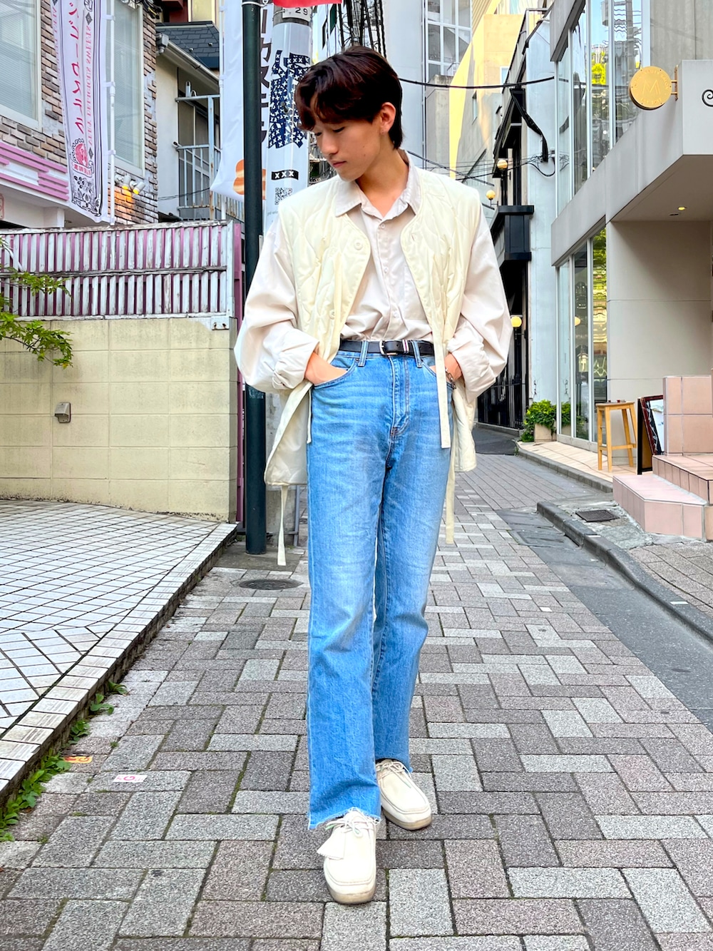 ホワイト系のベスト、ベージュ系のシャツ/ブラウス、ブルー系のデニムパンツを着用したメンズの夏コーディネートの2枚目の写真