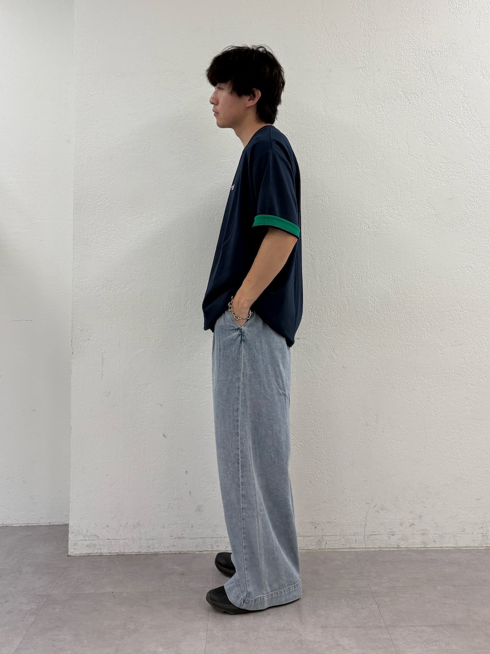 ブルー系のTシャツ/カットソー、ブルー系のデニムパンツを着用したメンズの夏コーディネートの2枚目の写真
