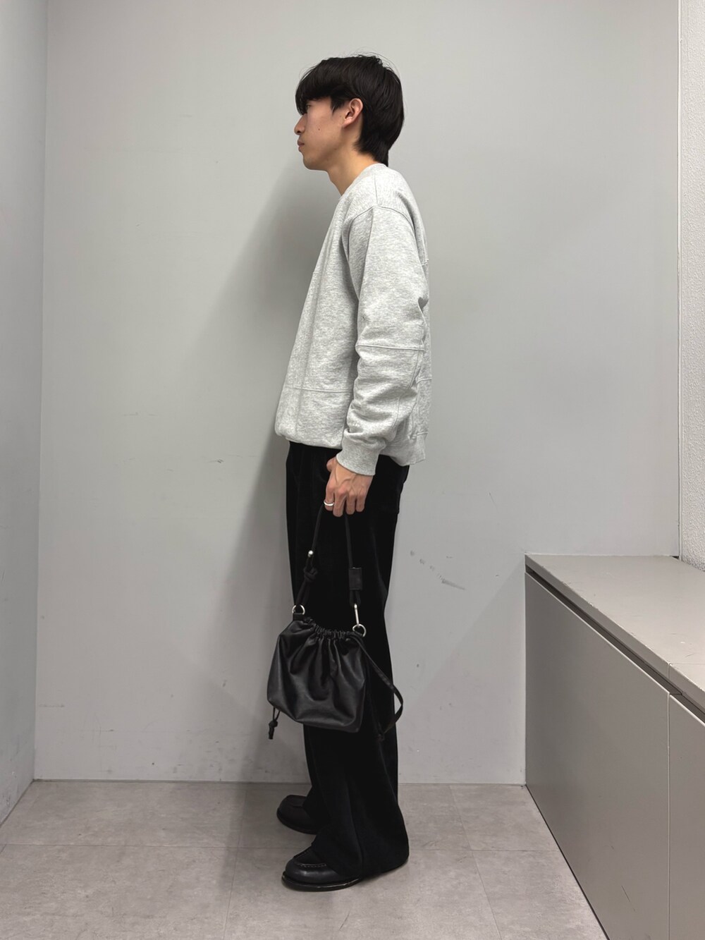 グレー系のスウェット、ブラック系のその他パンツ、ブラック系のショルダーバッグを着用したメンズの冬コーディネートの2枚目の写真