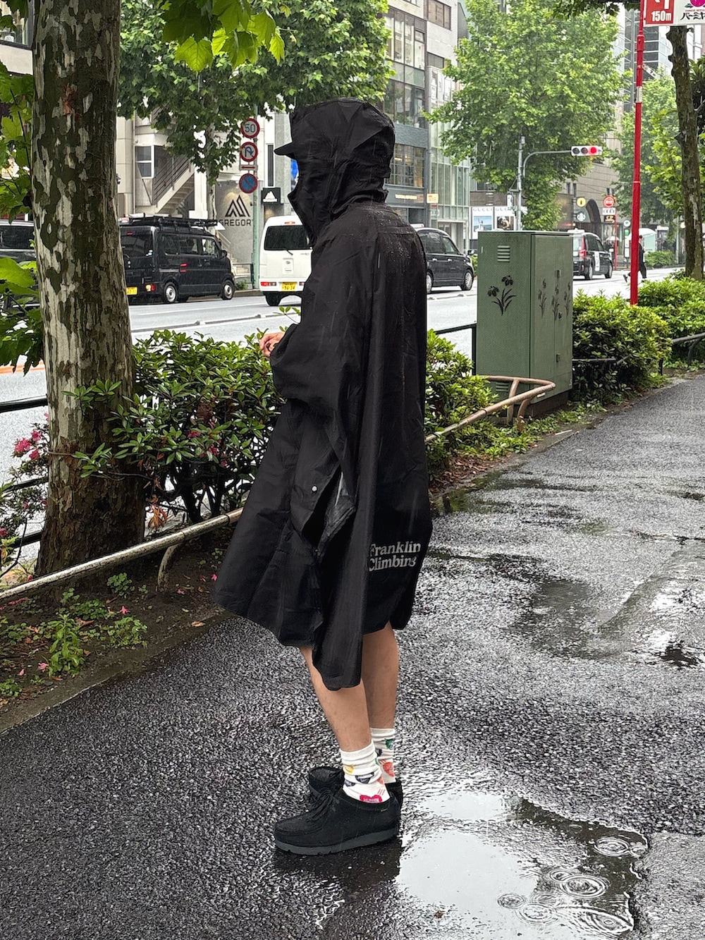 ブラック系のキャップ、ブラック系のレインコート/ポンチョを着用したメンズの夏コーディネートの4枚目の写真