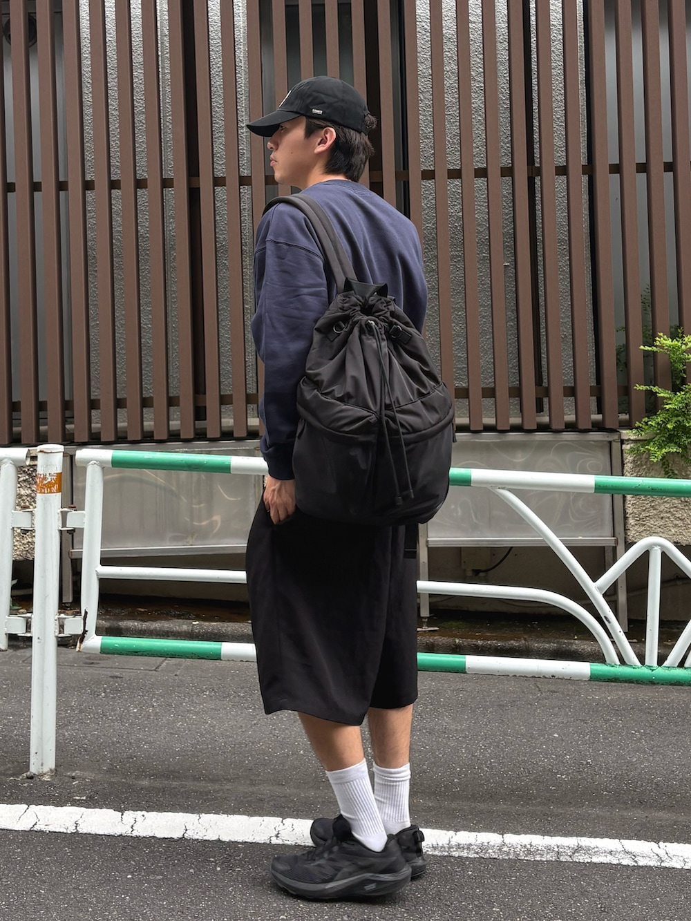 ブルー系のスウェット、ブラック系のバックパック/リュック、ブラック系のその他パンツを着用したメンズの秋コーディネートの2枚目の写真