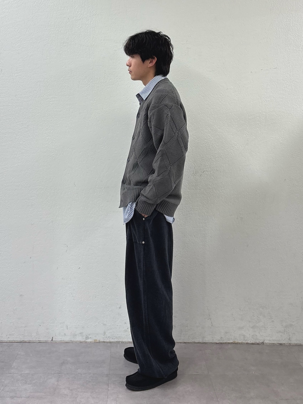 グレー系のカーディガン/ボレロ、ブラック系のスウェットパンツ、ベージュ系のシャツ/ブラウスを着用したメンズの春コーディネートの2枚目の写真