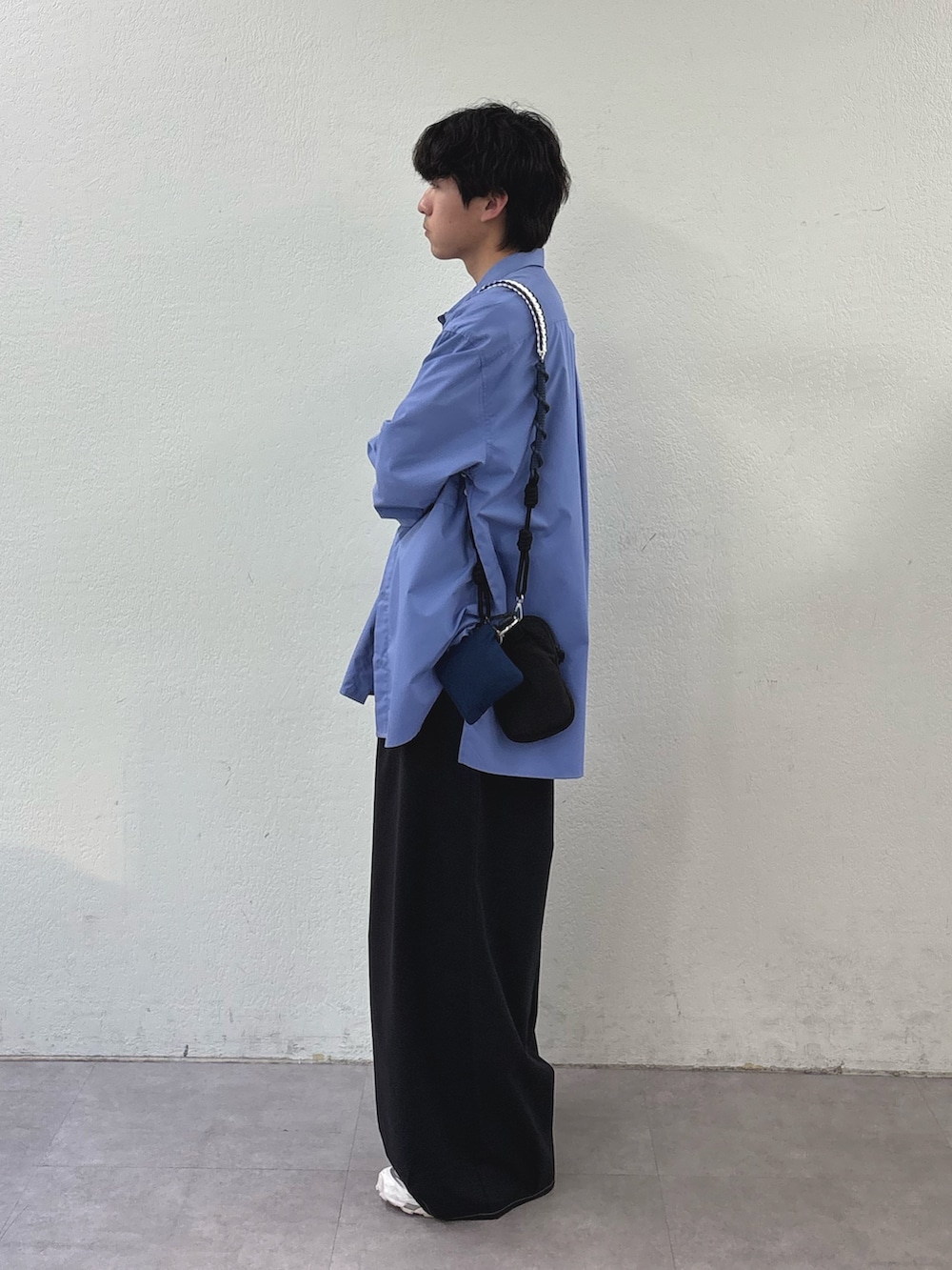 ブルー系のシャツ/ブラウス、ブラック系のTシャツ/カットソー、ブラック系のショルダーバッグを着用したメンズの春コーディネートの2枚目の写真
