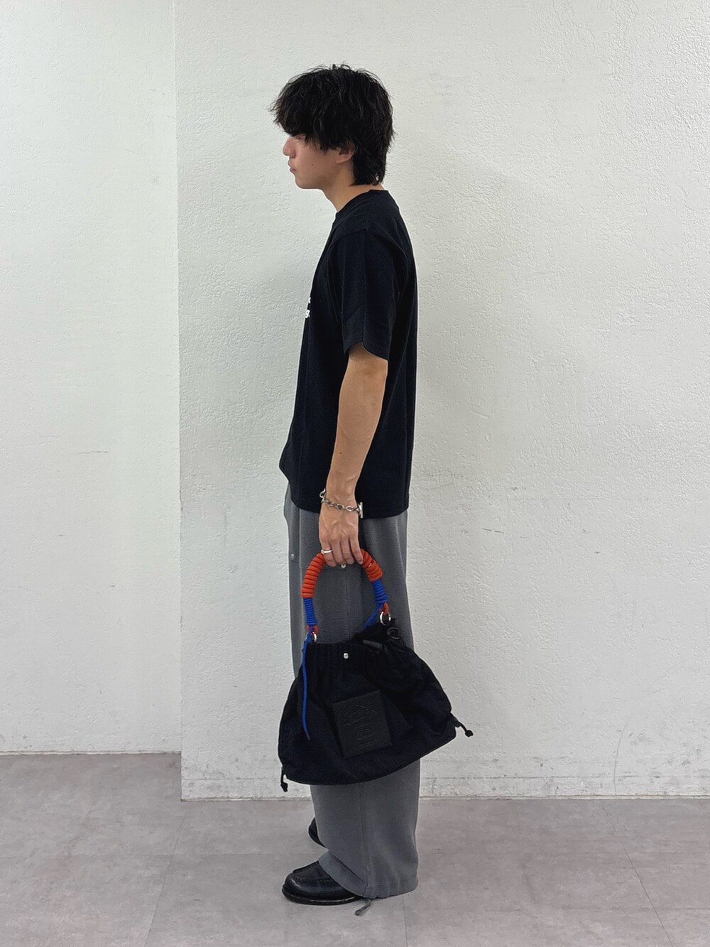 ブラック系のTシャツ/カットソー、グレー系のスウェットパンツ、ブラック系のトートバッグを着用したメンズの夏コーディネートの2枚目の写真