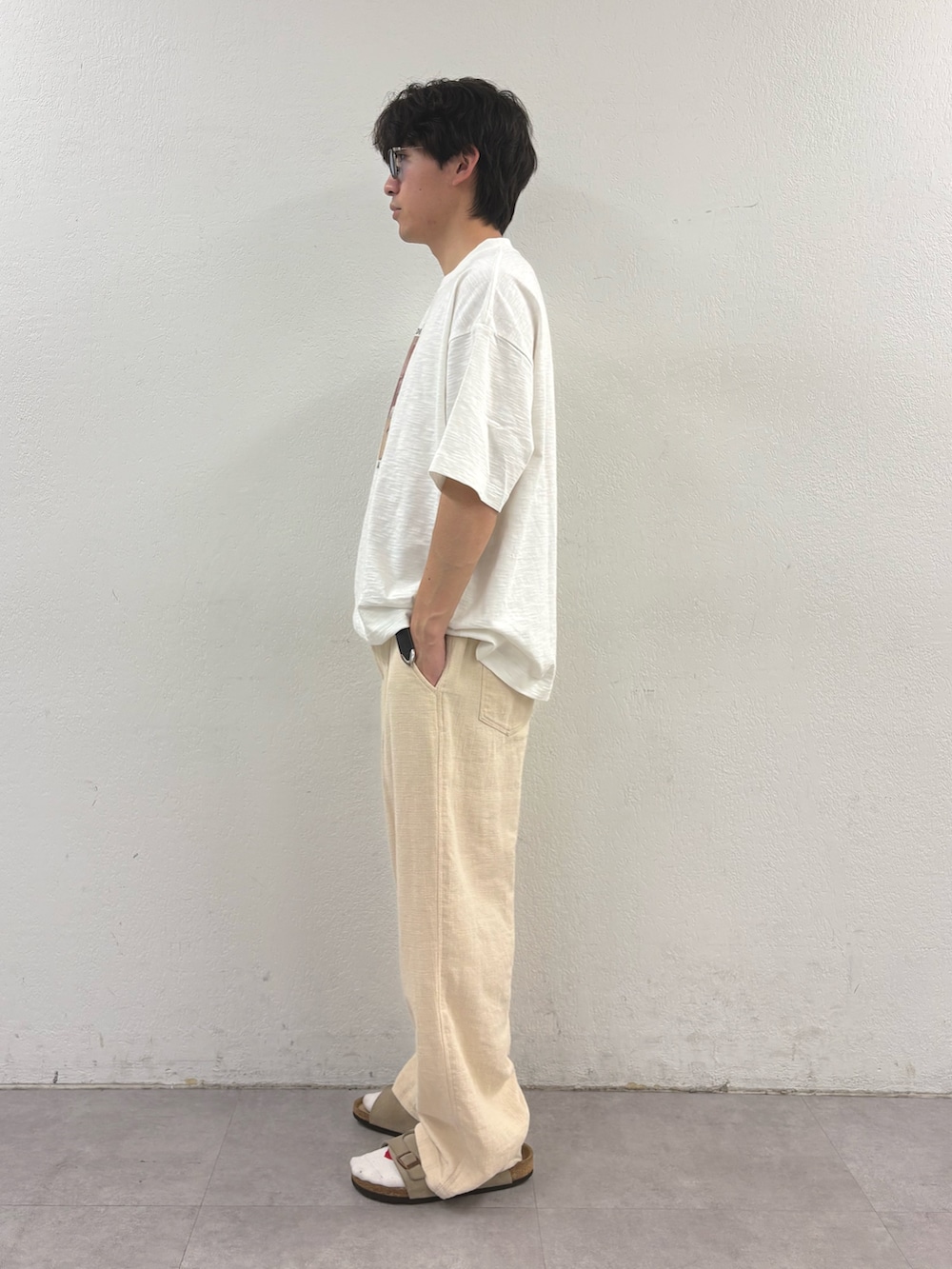 ホワイト系のTシャツ/カットソー、ホワイト系のスラックスを着用したメンズの春コーディネートの2枚目の写真